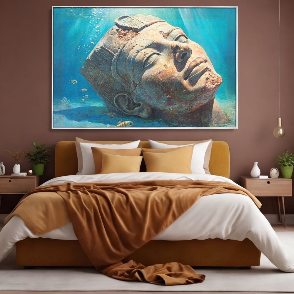 Tablou canvas cu cap de statuie faraonica scufundat, in rama de aluminiu argintiu, pe perete intr-un dormitor